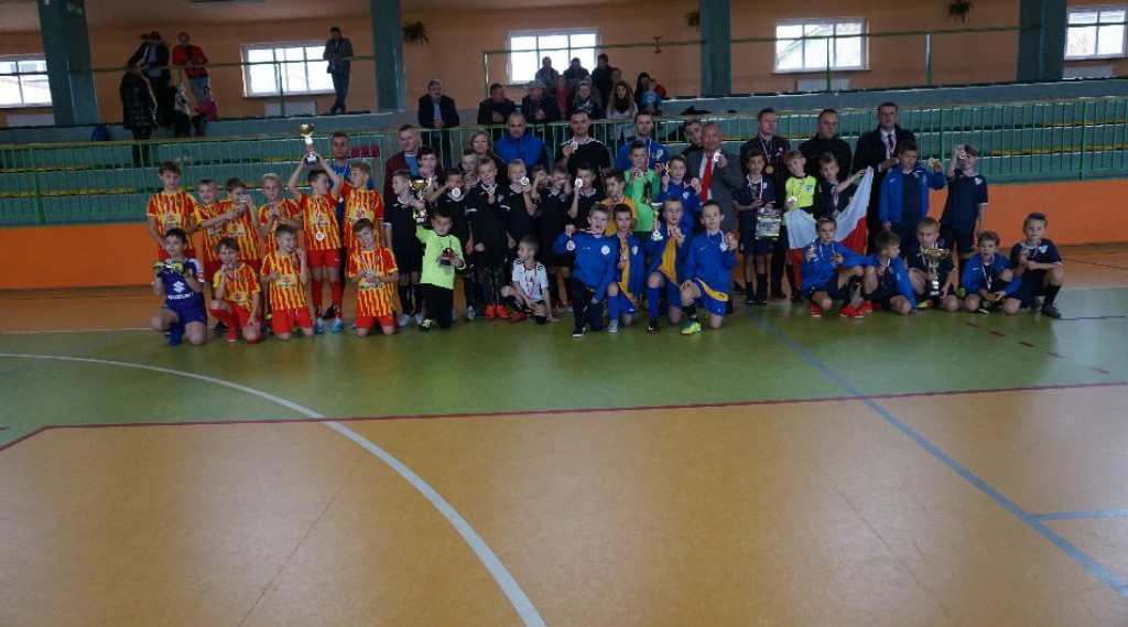 Dwa turnieje halowej piłki nożnej rozegrano w Radoszycach [zdjęcia]