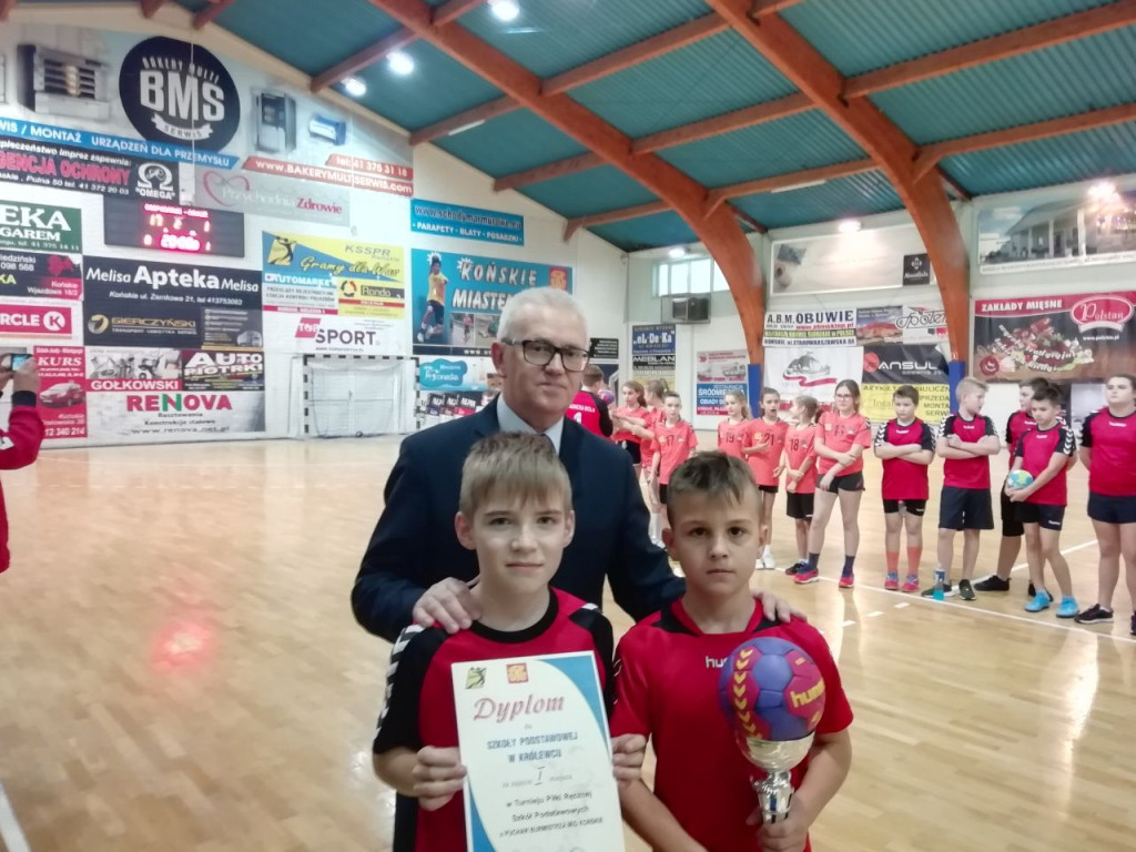 Królewiec z pucharem w turnieju piłki ręcznej dla młodszych! [wideo, zdjęcia]