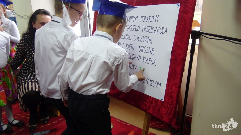 Przedszkolaki pasowane w Światowy Dzień Pluszowego Misia [wideo, zdjęcia]