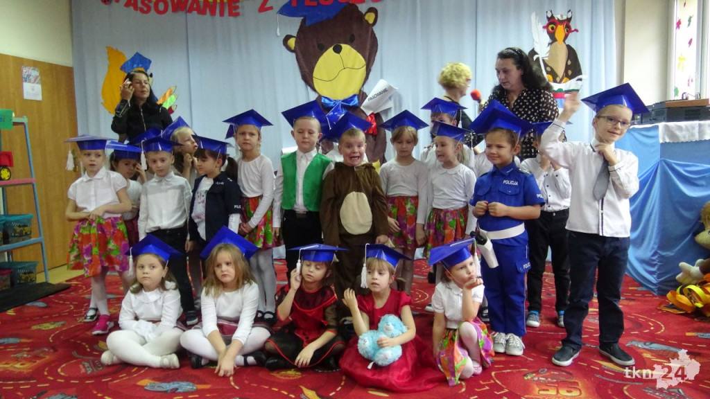 Przedszkolaki pasowane w Światowy Dzień Pluszowego Misia [wideo, zdjęcia]