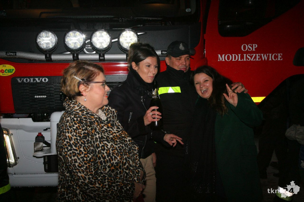 OSP Modliszewice ma nowy wóz! Powitanie było efektowne! [wideo, zdjęcia]