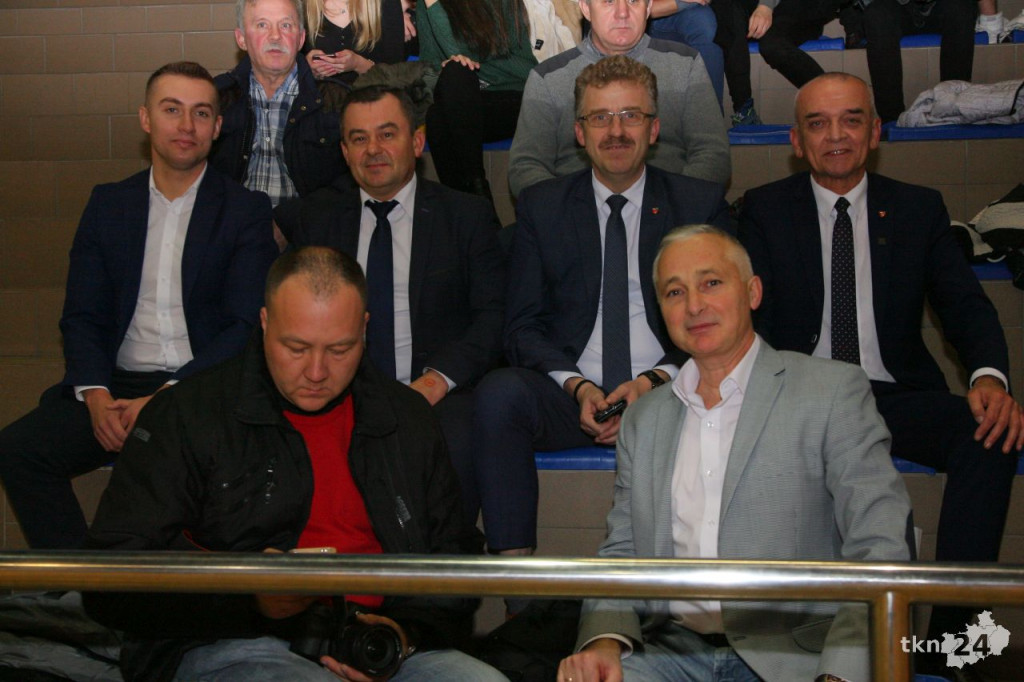 Relacja wideo: Turniej charytatywny z Mateuszem Korneckim w I LO w Końskich