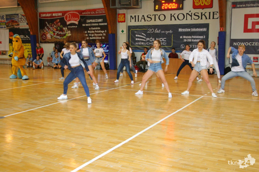 Relacja wideo: Turniej charytatywny z Mateuszem Korneckim w I LO w Końskich