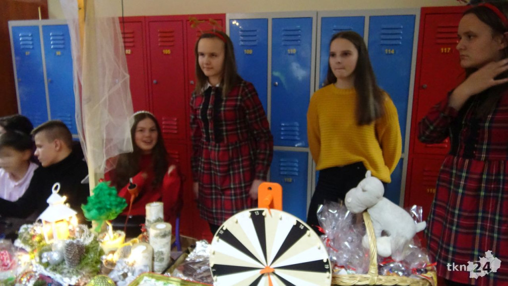 Ogromne zainteresowanie kiermaszem świątecznym w `Dwójce` [wideo, zdjęcia]
