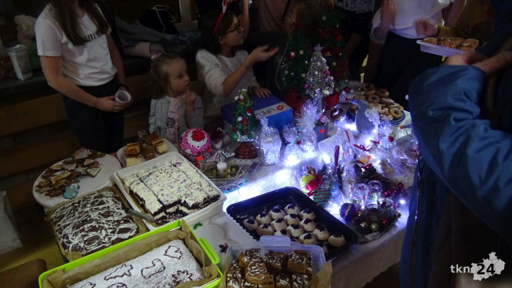 Ogromne zainteresowanie kiermaszem świątecznym w `Dwójce` [wideo, zdjęcia]