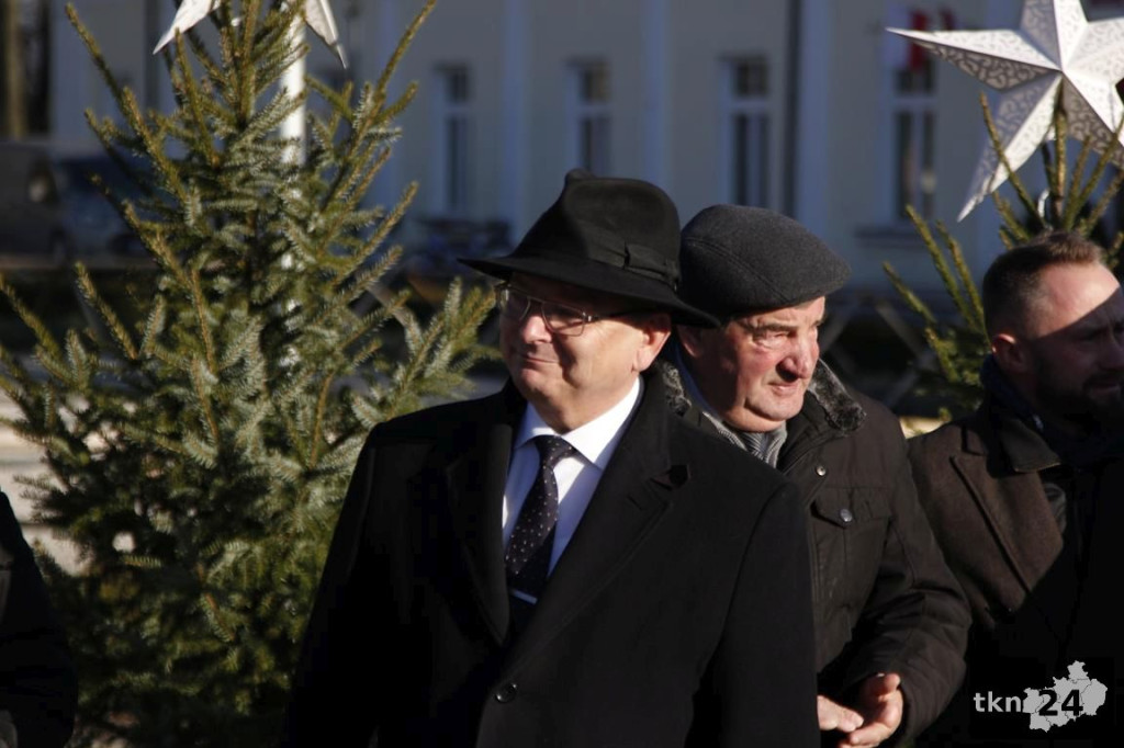 Choinka w Końskich już mieni się światłami! [fotorelacja]