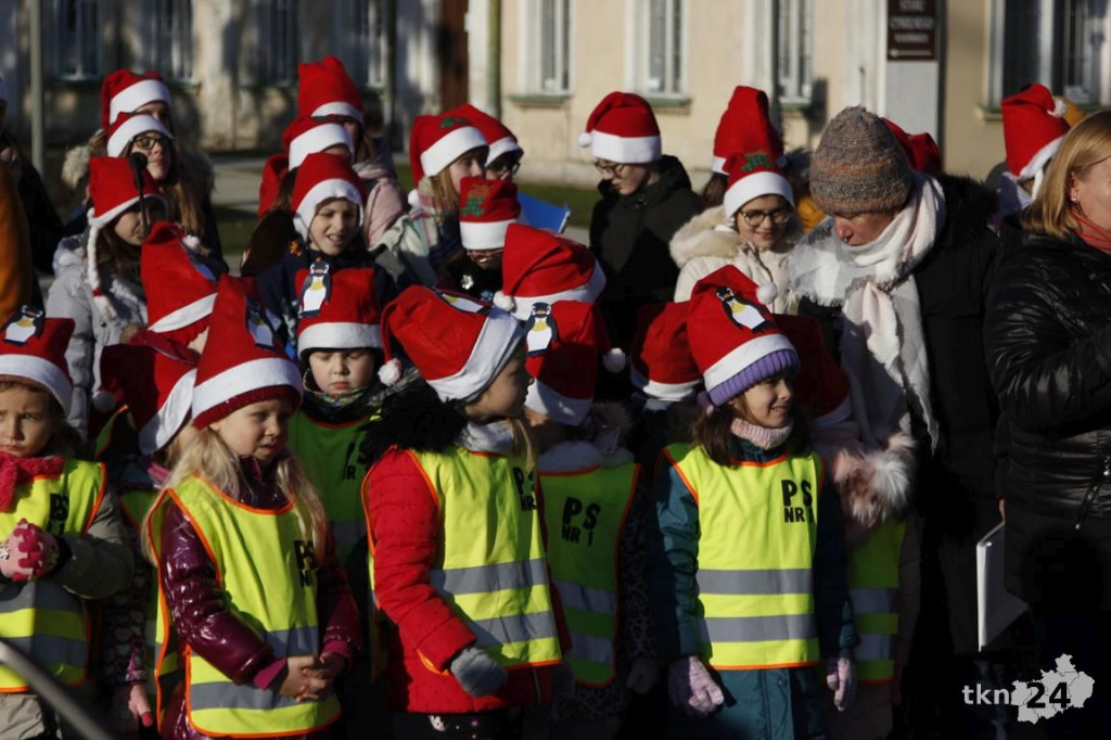 Choinka w Końskich już mieni się światłami! [fotorelacja]