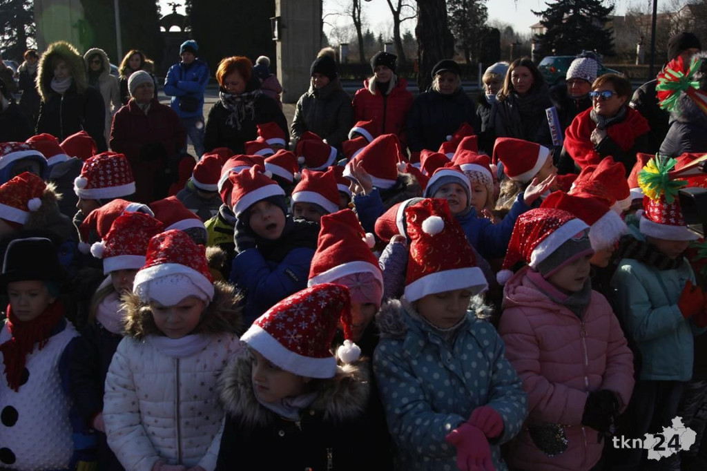 Choinka w Końskich już mieni się światłami! [fotorelacja]