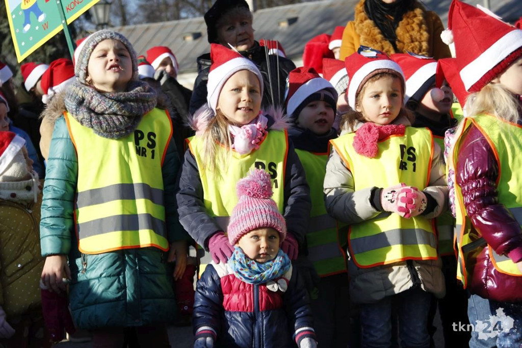 Choinka w Końskich już mieni się światłami! [fotorelacja]