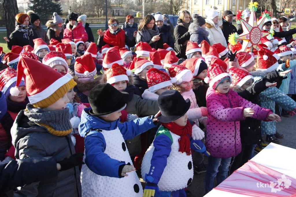Choinka w Końskich już mieni się światłami! [fotorelacja]