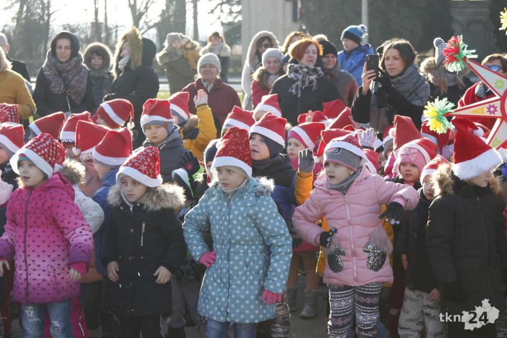 Choinka w Końskich już mieni się światłami! [fotorelacja]