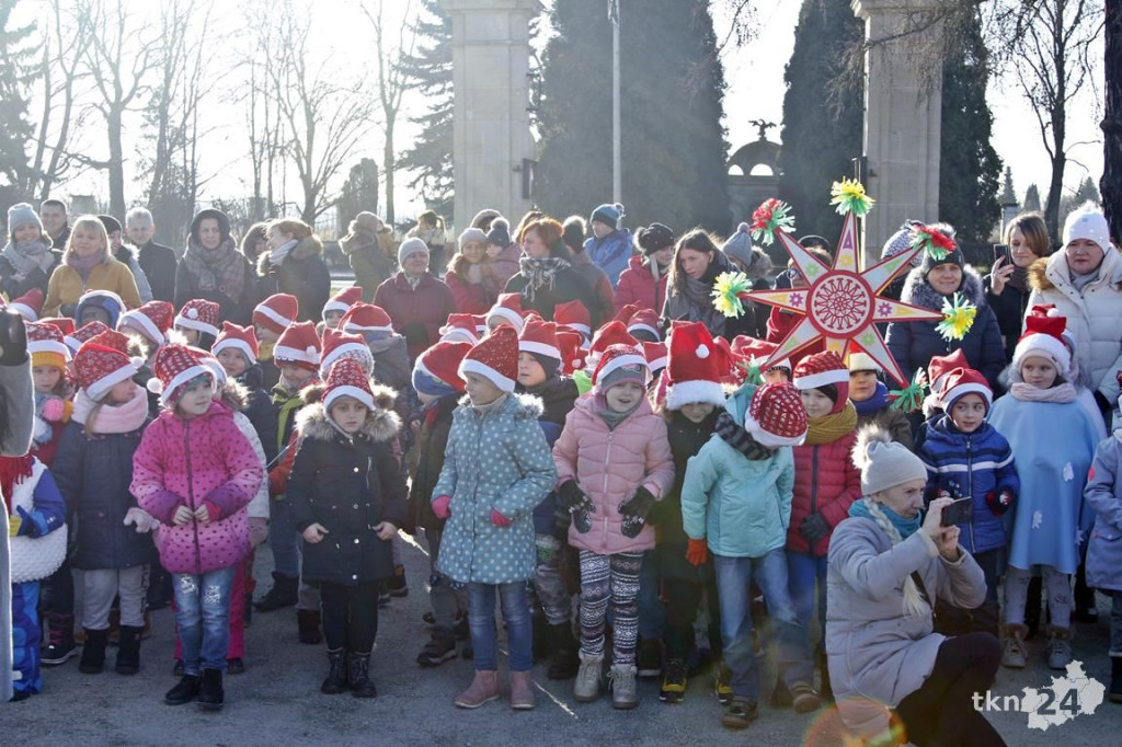 Choinka w Końskich już mieni się światłami! [fotorelacja]