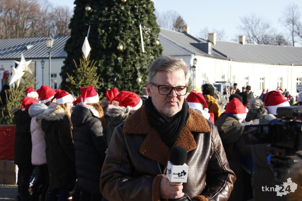 Choinka w Końskich już mieni się światłami! [fotorelacja]