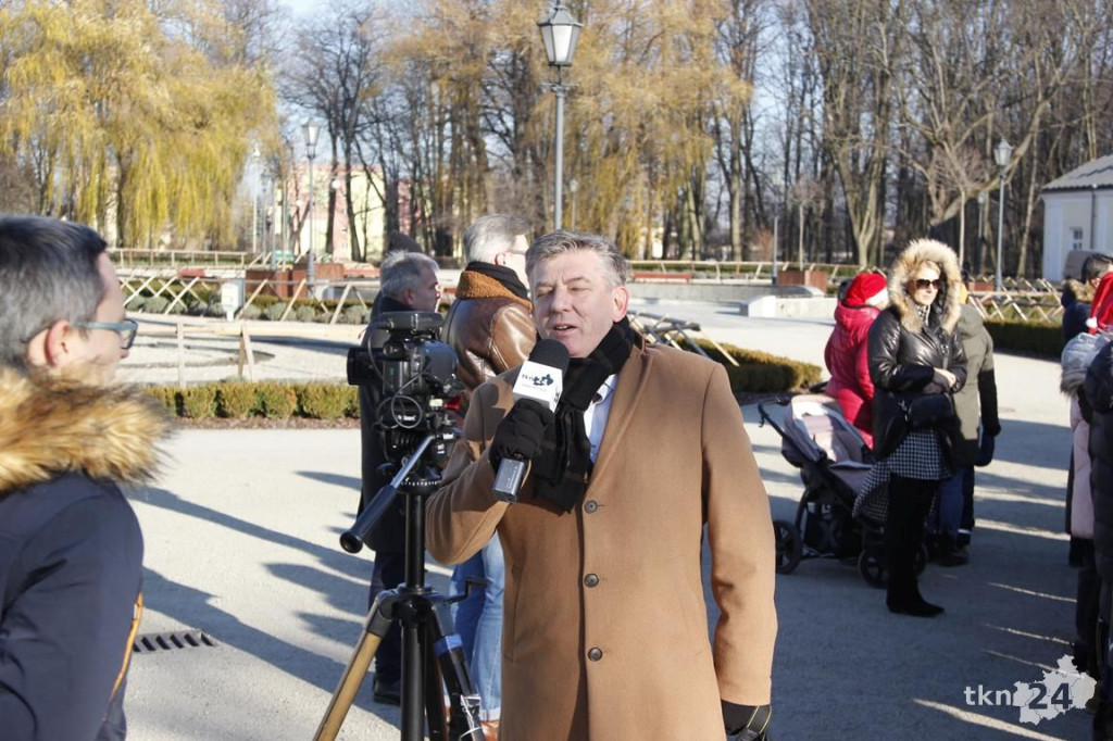 Choinka w Końskich już mieni się światłami! [fotorelacja]
