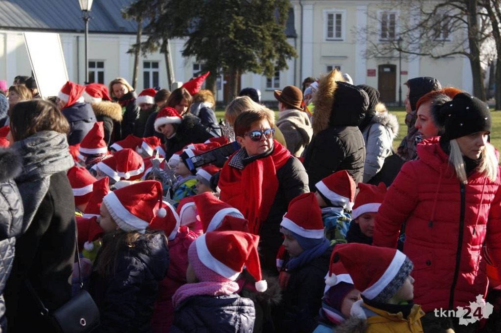Choinka w Końskich już mieni się światłami! [fotorelacja]