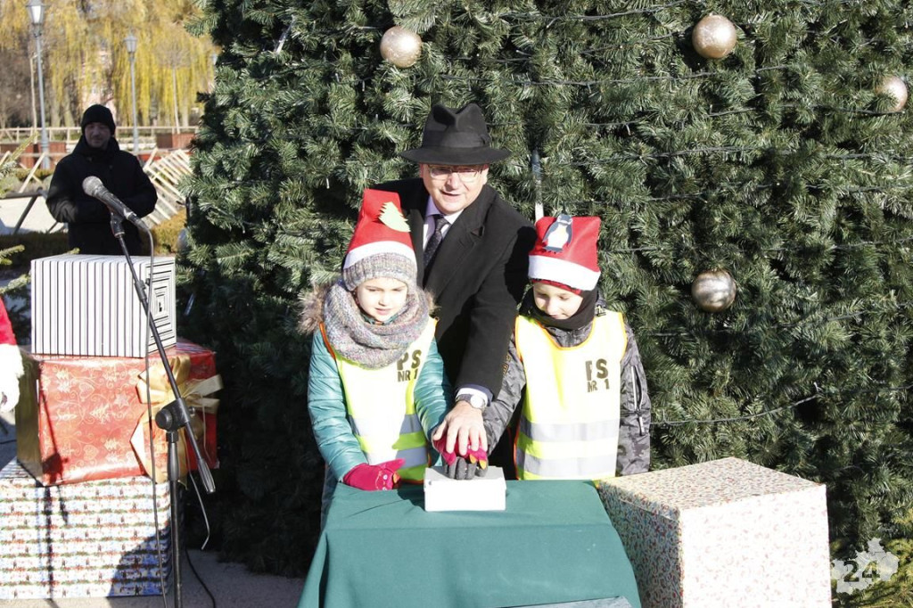 Choinka w Końskich już mieni się światłami! [fotorelacja]