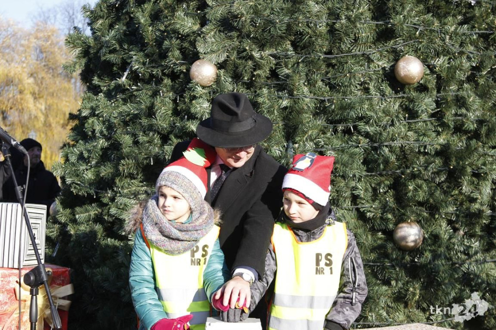 Choinka w Końskich już mieni się światłami! [fotorelacja]