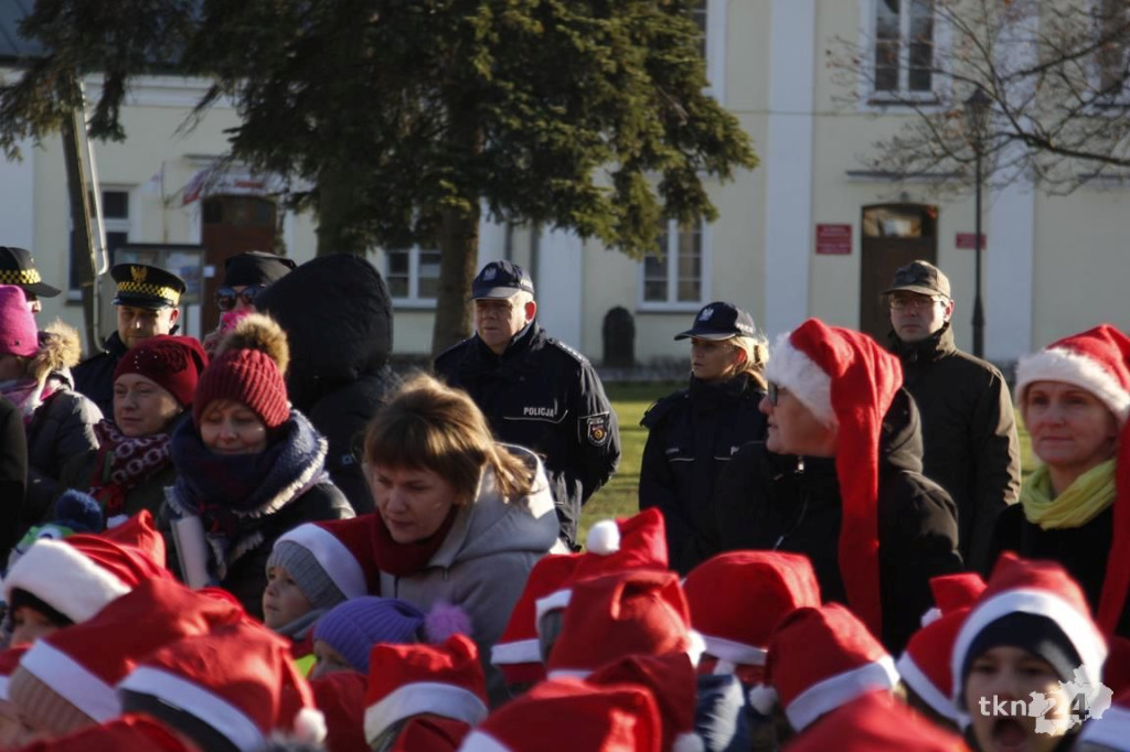 Choinka w Końskich już mieni się światłami! [fotorelacja]