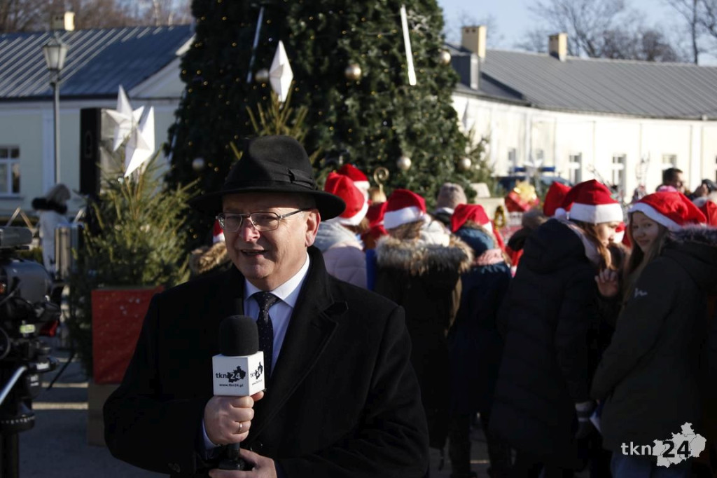 Choinka w Końskich już mieni się światłami! [fotorelacja]