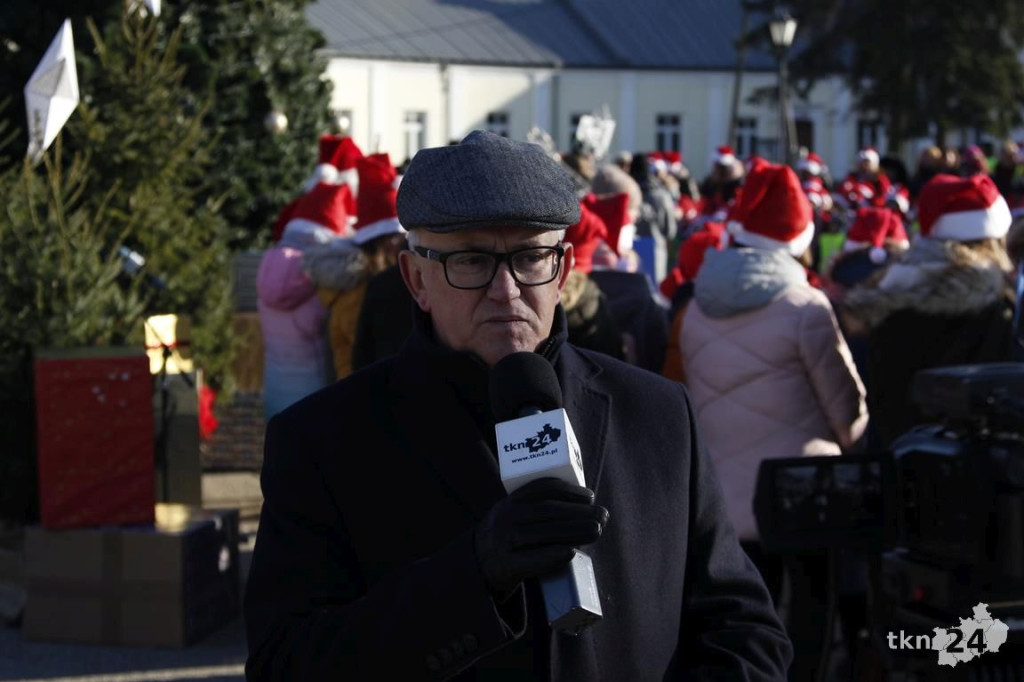 Choinka w Końskich już mieni się światłami! [fotorelacja]