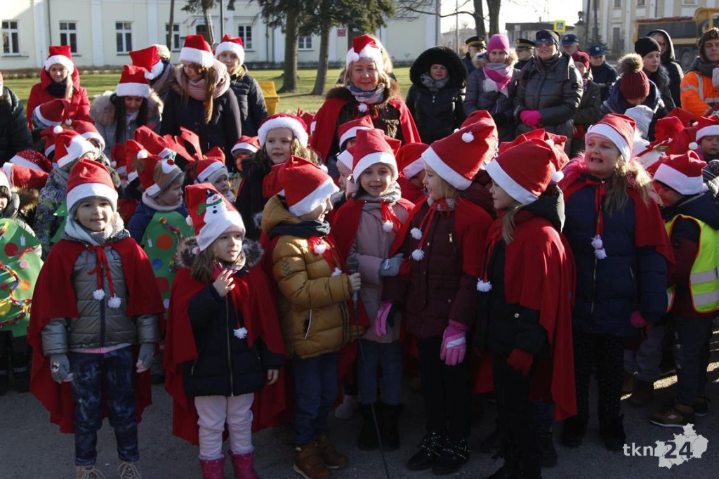 Choinka w Końskich już mieni się światłami! [fotorelacja]