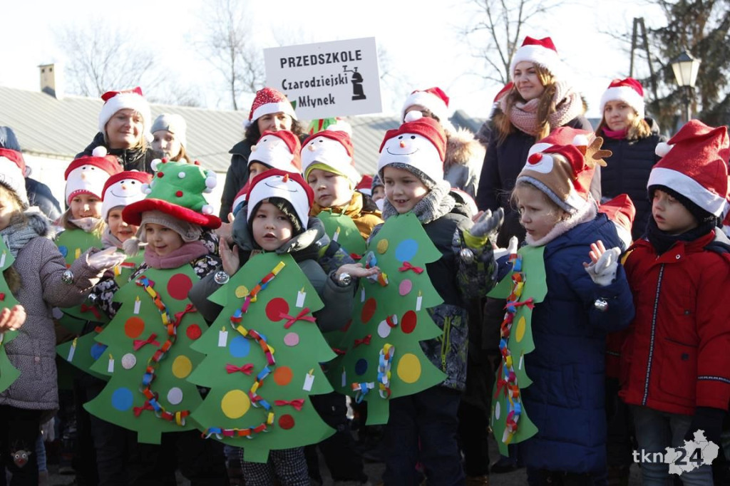 Choinka w Końskich już mieni się światłami! [fotorelacja]