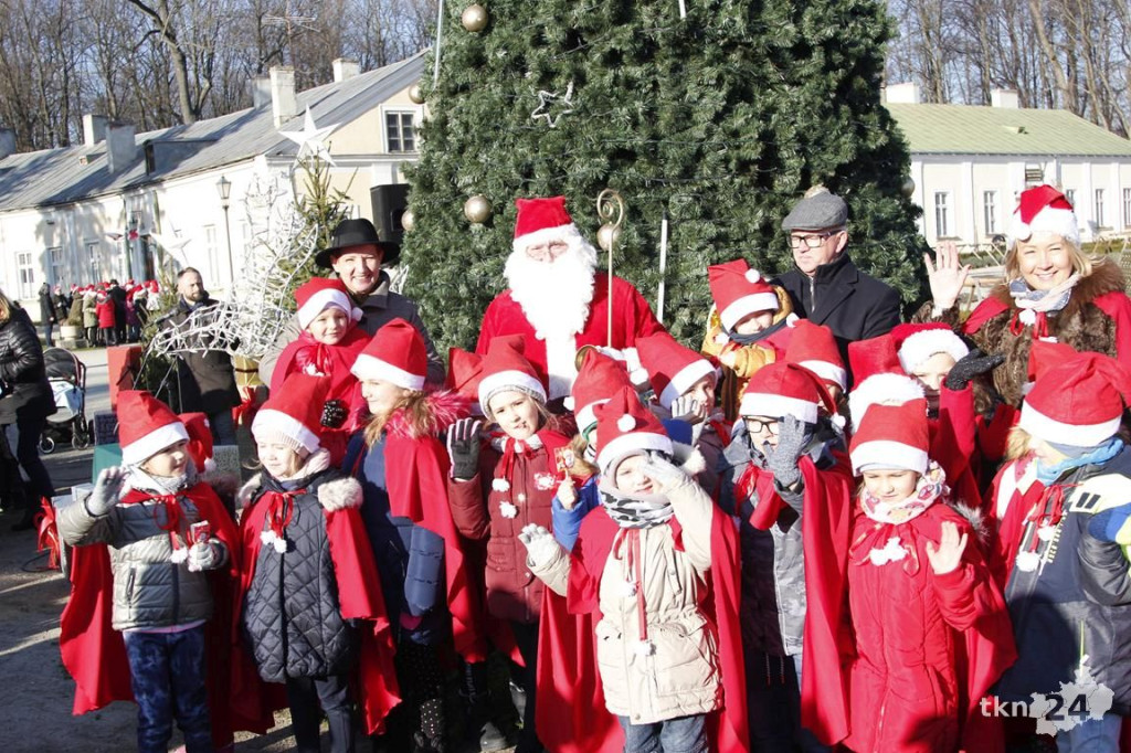 Choinka w Końskich już mieni się światłami! [fotorelacja]