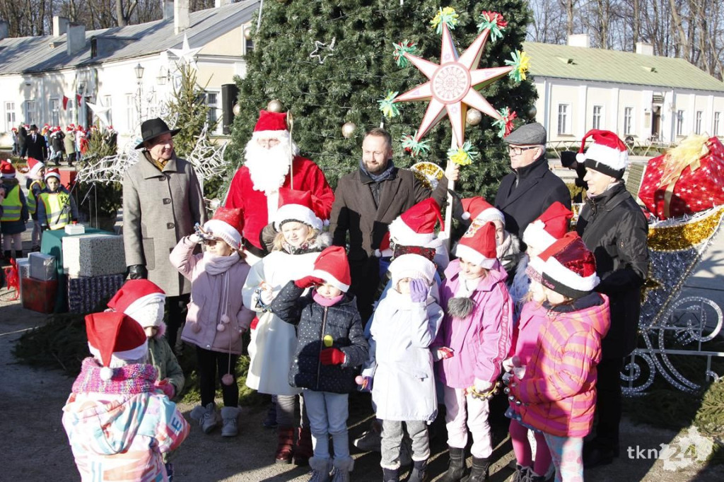 Choinka w Końskich już mieni się światłami! [fotorelacja]