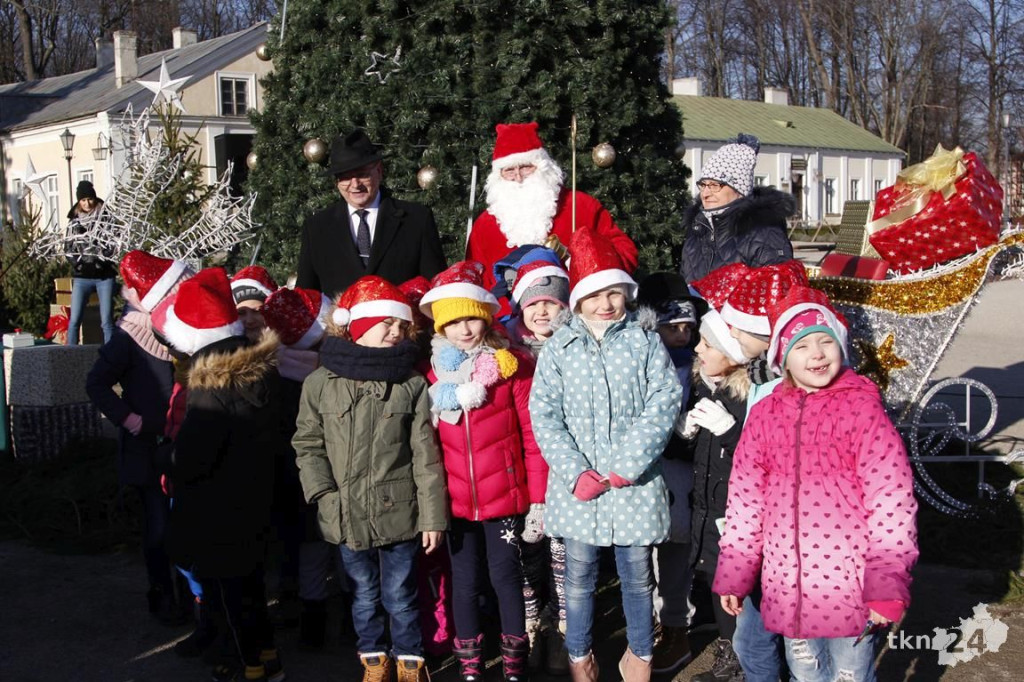 Choinka w Końskich już mieni się światłami! [fotorelacja]