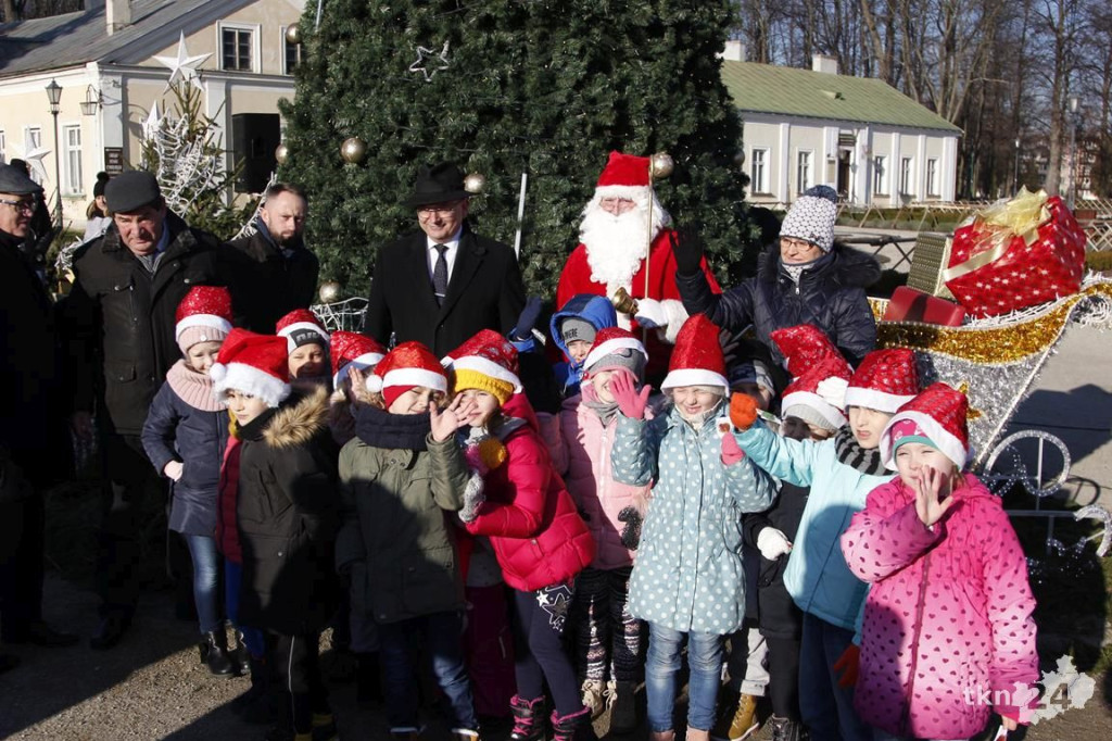 Choinka w Końskich już mieni się światłami! [fotorelacja]