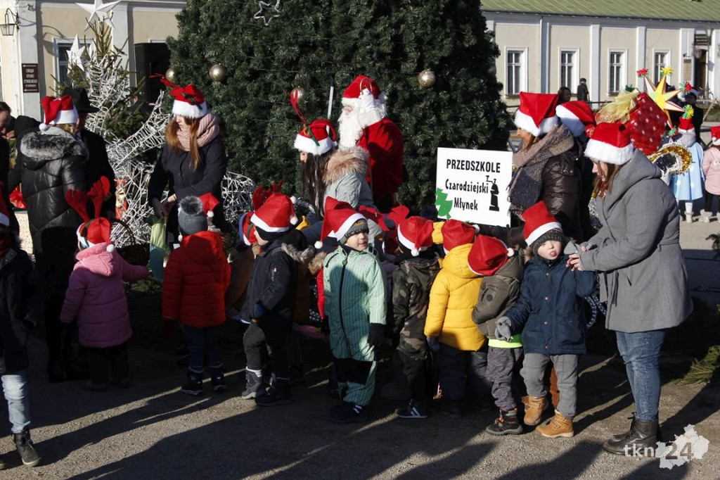 Choinka w Końskich już mieni się światłami! [fotorelacja]