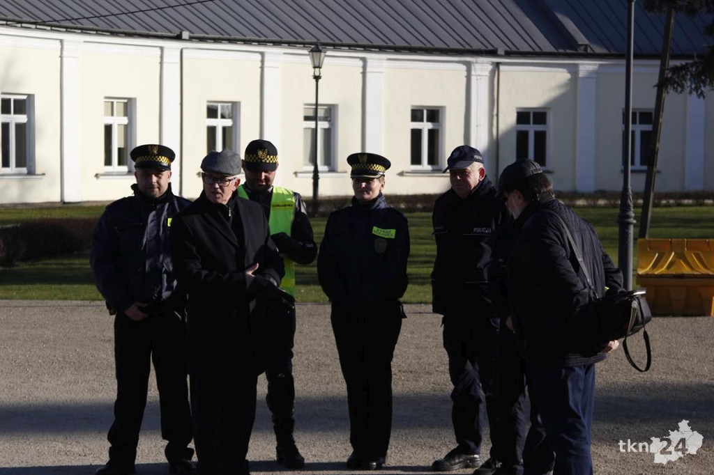 Choinka w Końskich już mieni się światłami! [fotorelacja]