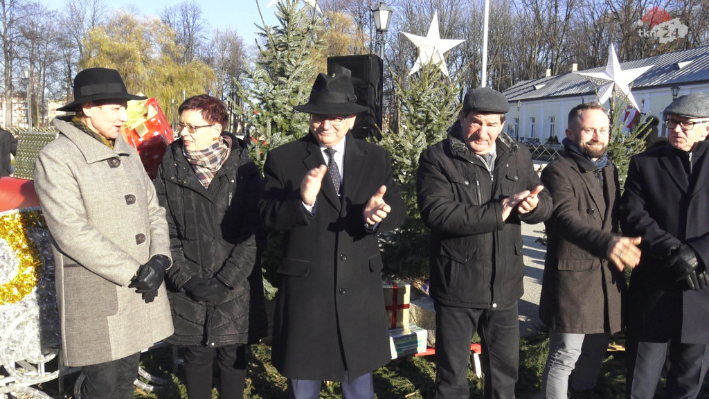 W Końskich czuć już magię świąt! Iluminacja choinki [wideo i zdjęcia]