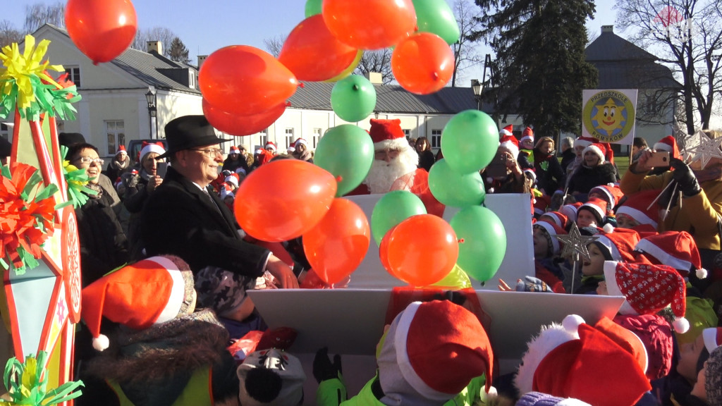 W Końskich czuć już magię świąt! Iluminacja choinki [wideo i zdjęcia]