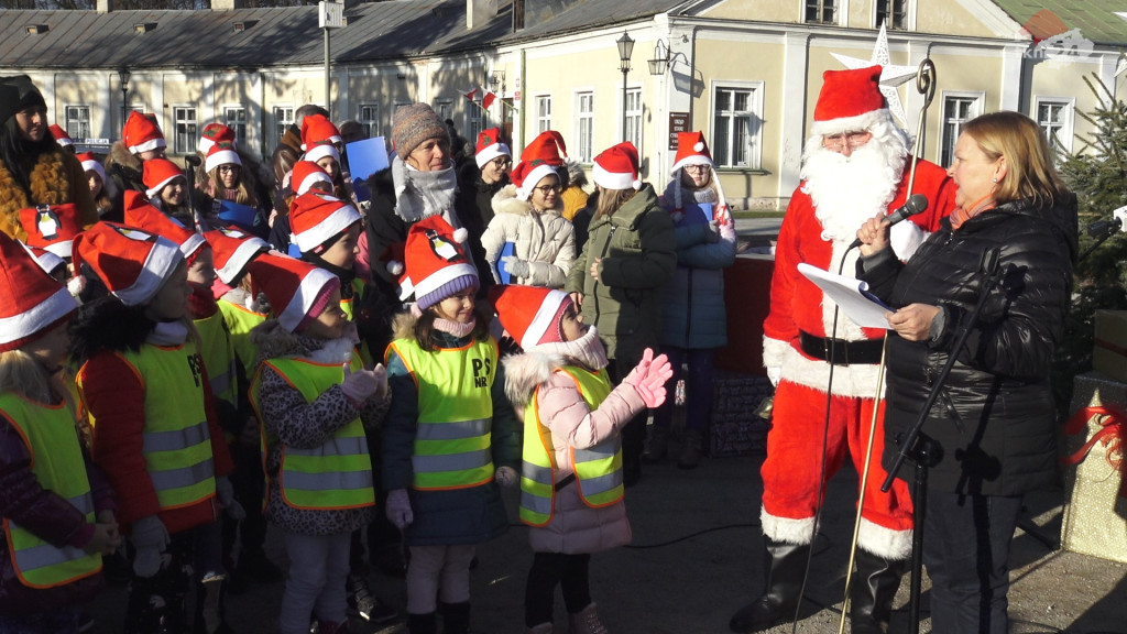 W Końskich czuć już magię świąt! Iluminacja choinki [wideo i zdjęcia]