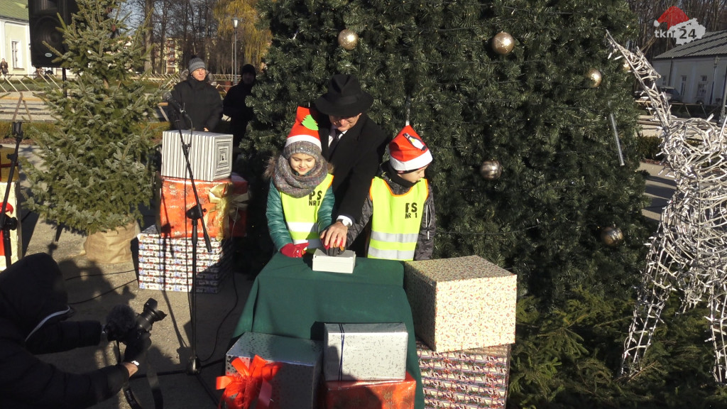W Końskich czuć już magię świąt! Iluminacja choinki [wideo i zdjęcia]