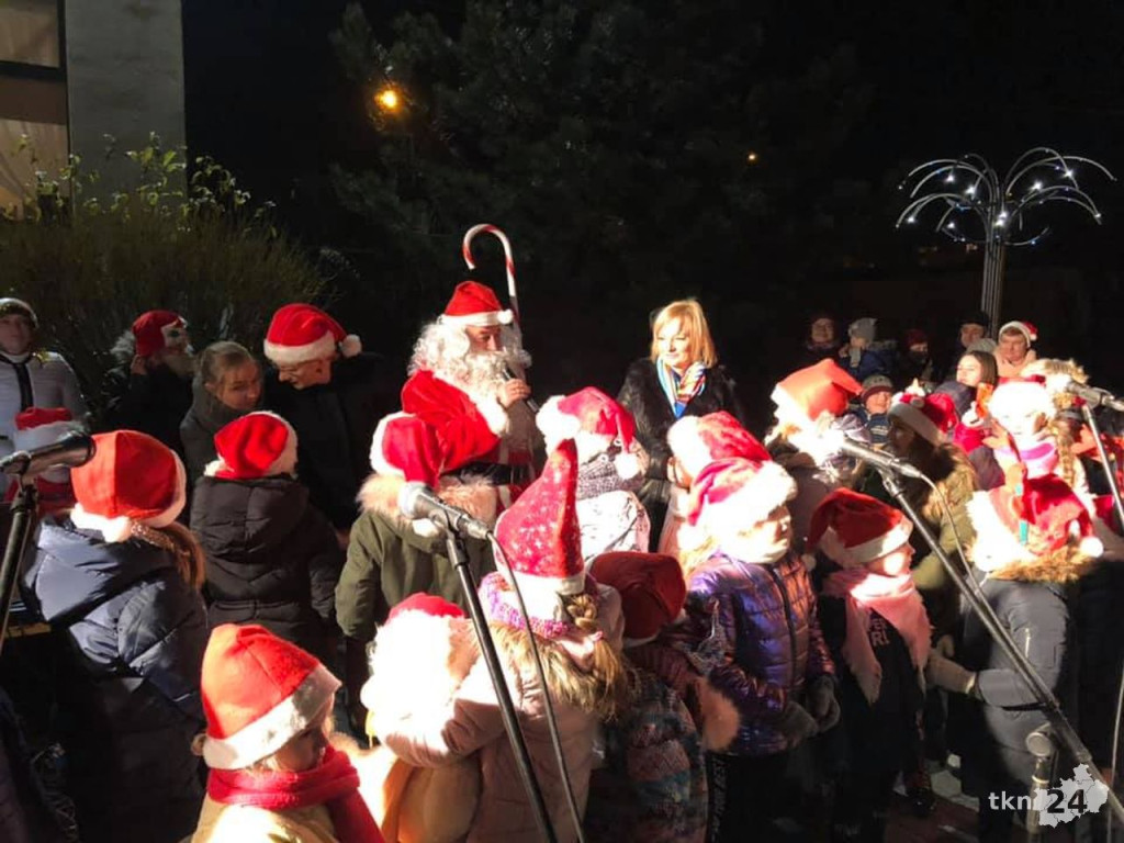 Świąteczny nastrój zawitał do Stąporkowa! Choinka świeci już nad miastem [wideo, zdjęcia]
