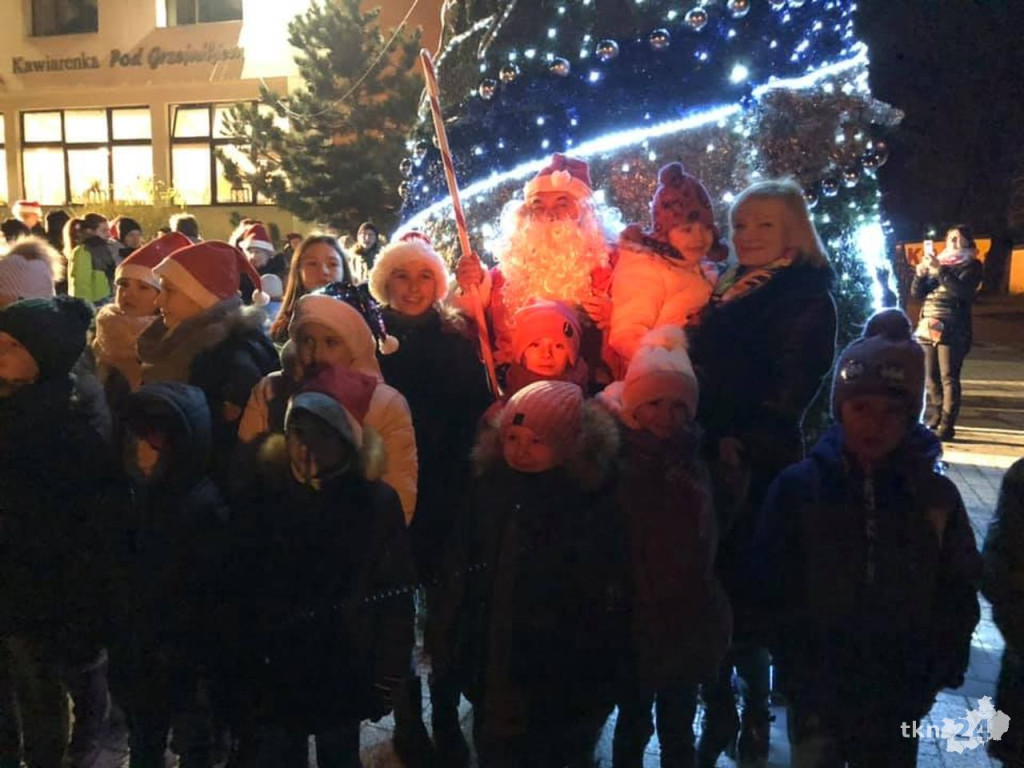 Świąteczny nastrój zawitał do Stąporkowa! Choinka świeci już nad miastem [wideo, zdjęcia]