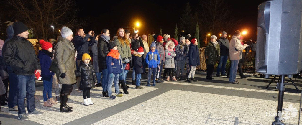 Świąteczny nastrój zawitał do Stąporkowa! Choinka świeci już nad miastem [wideo, zdjęcia]