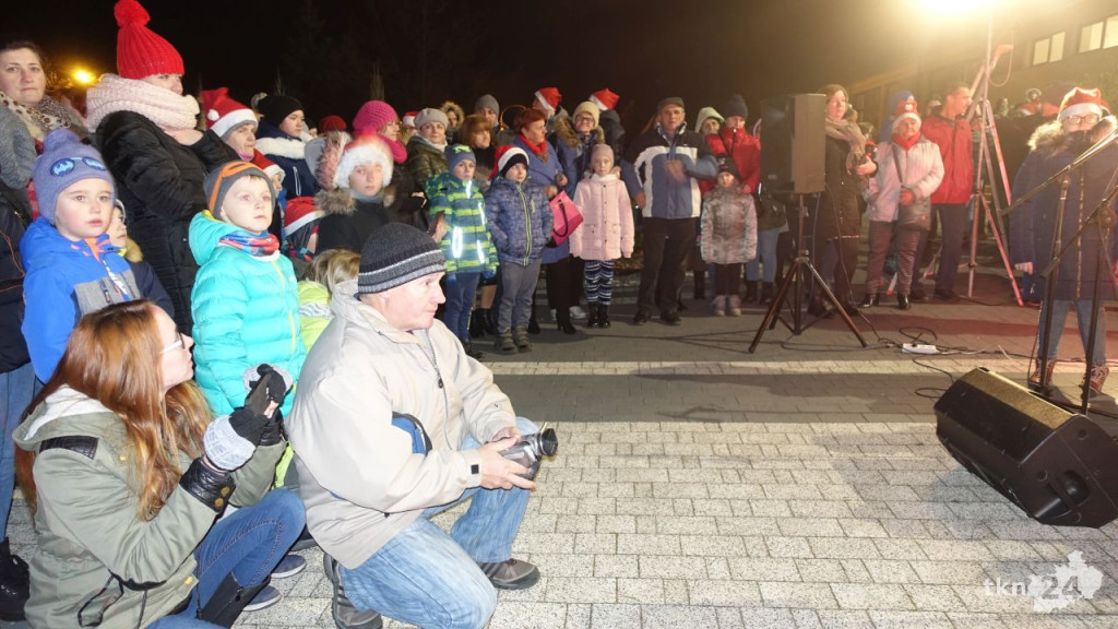 Świąteczny nastrój zawitał do Stąporkowa! Choinka świeci już nad miastem [wideo, zdjęcia]