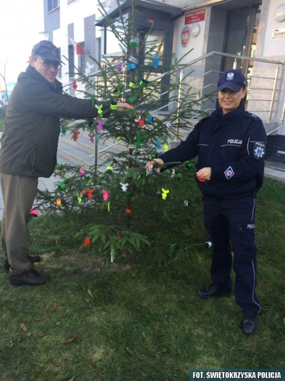 Policja postawiła odblaskową choinkę. Każdy może wziąć z niej prezent! [wideo, zdjęcia]