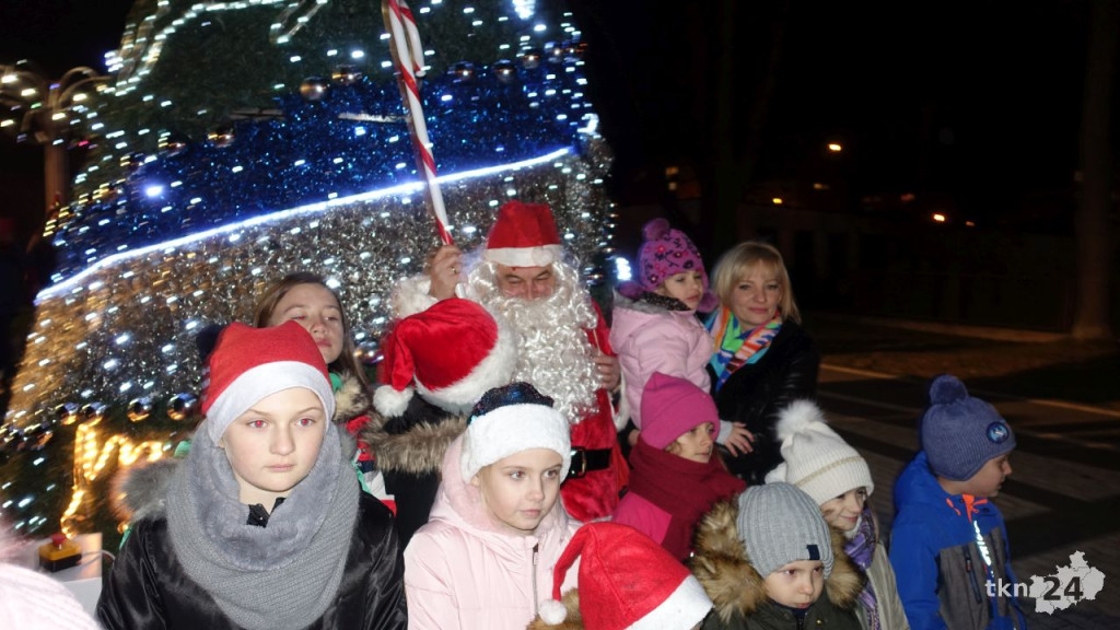 Świąteczny nastrój zawitał do Stąporkowa! Choinka świeci już nad miastem [wideo, zdjęcia]