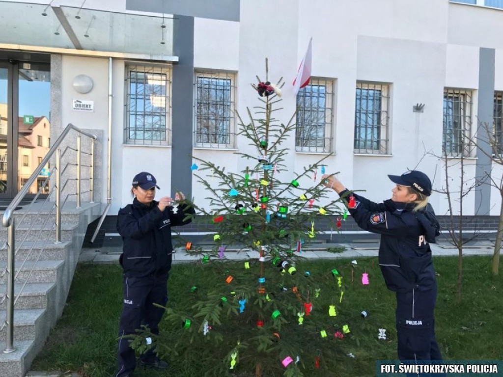 Policja postawiła odblaskową choinkę. Każdy może wziąć z niej prezent! [wideo, zdjęcia]