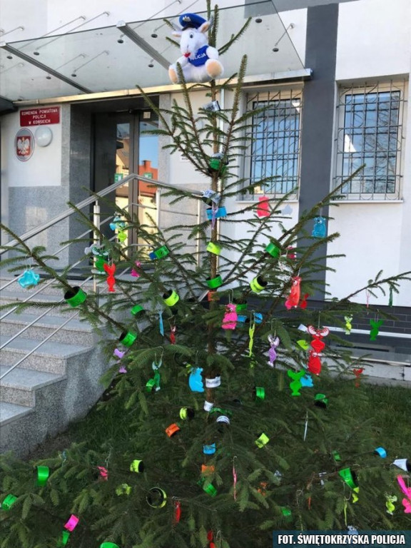 Policja postawiła odblaskową choinkę. Każdy może wziąć z niej prezent! [wideo, zdjęcia]