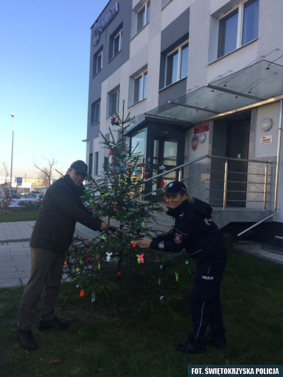 Policja postawiła odblaskową choinkę. Każdy może wziąć z niej prezent! [wideo, zdjęcia]