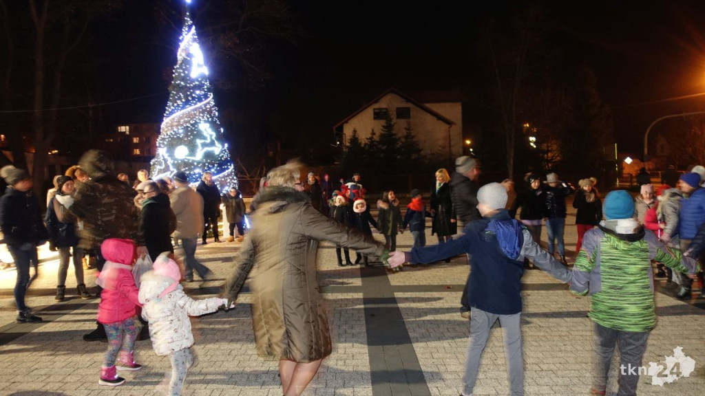Świąteczny nastrój zawitał do Stąporkowa! Choinka świeci już nad miastem [wideo, zdjęcia]
