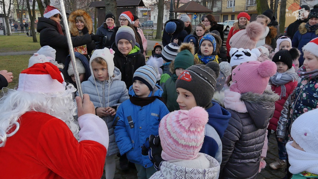 Radosne zapalenie lampek na choince w Radoszycach [wideo, zdjęcia]