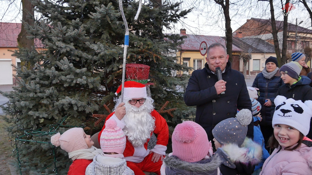 Radosne zapalenie lampek na choince w Radoszycach [wideo, zdjęcia]