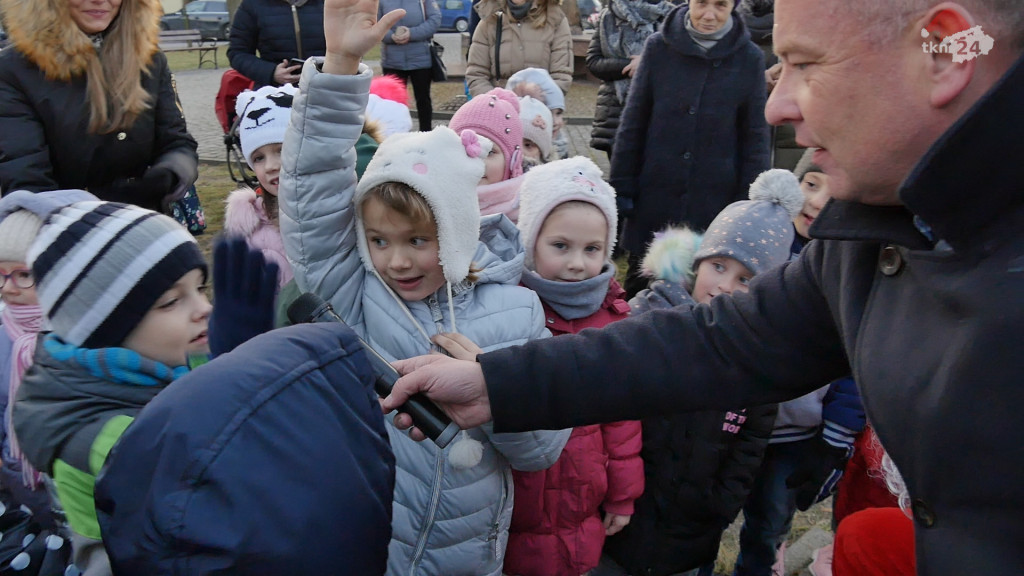 Radosne zapalenie lampek na choince w Radoszycach [wideo, zdjęcia]
