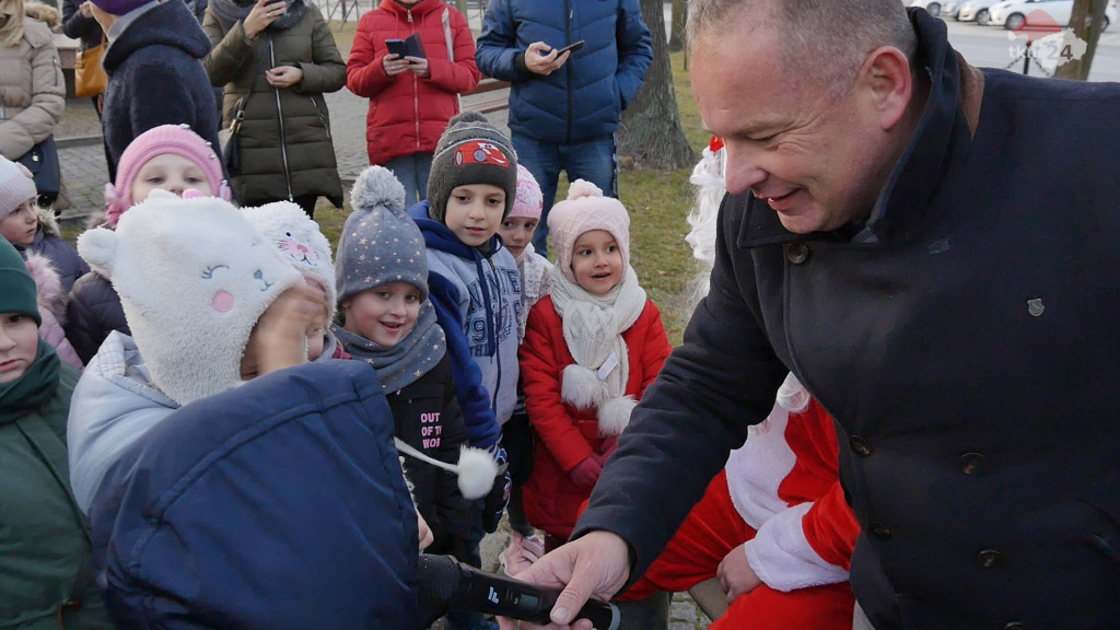 Radosne zapalenie lampek na choince w Radoszycach [wideo, zdjęcia]